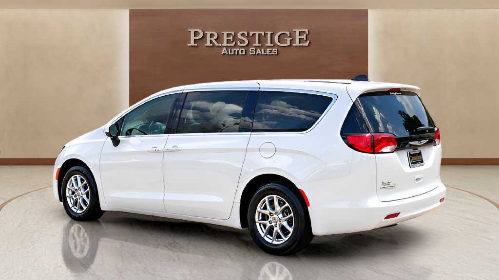 Used 2023 Chrysler Voyager LX FWD image 18
