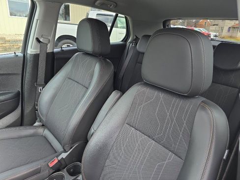 Used 2022 Chevrolet Trax LT w/ LT Convenience Package image 18