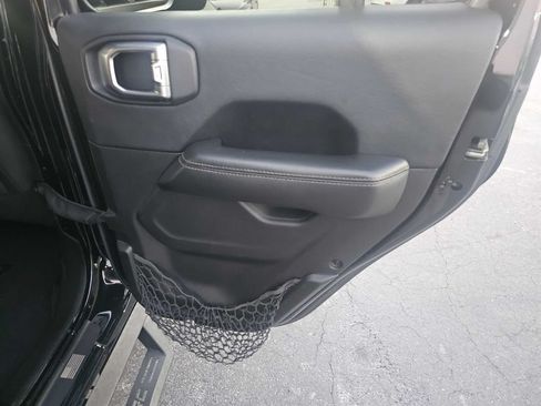 Used 2018 Jeep Wrangler Unlimited Sahara AWD/4WD image 19