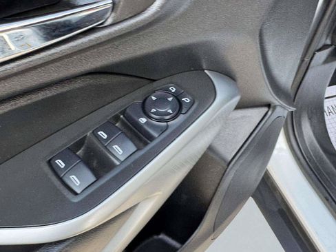 Used 2025 Chevrolet Trax RS w/ Sunroof Package FWD image 19