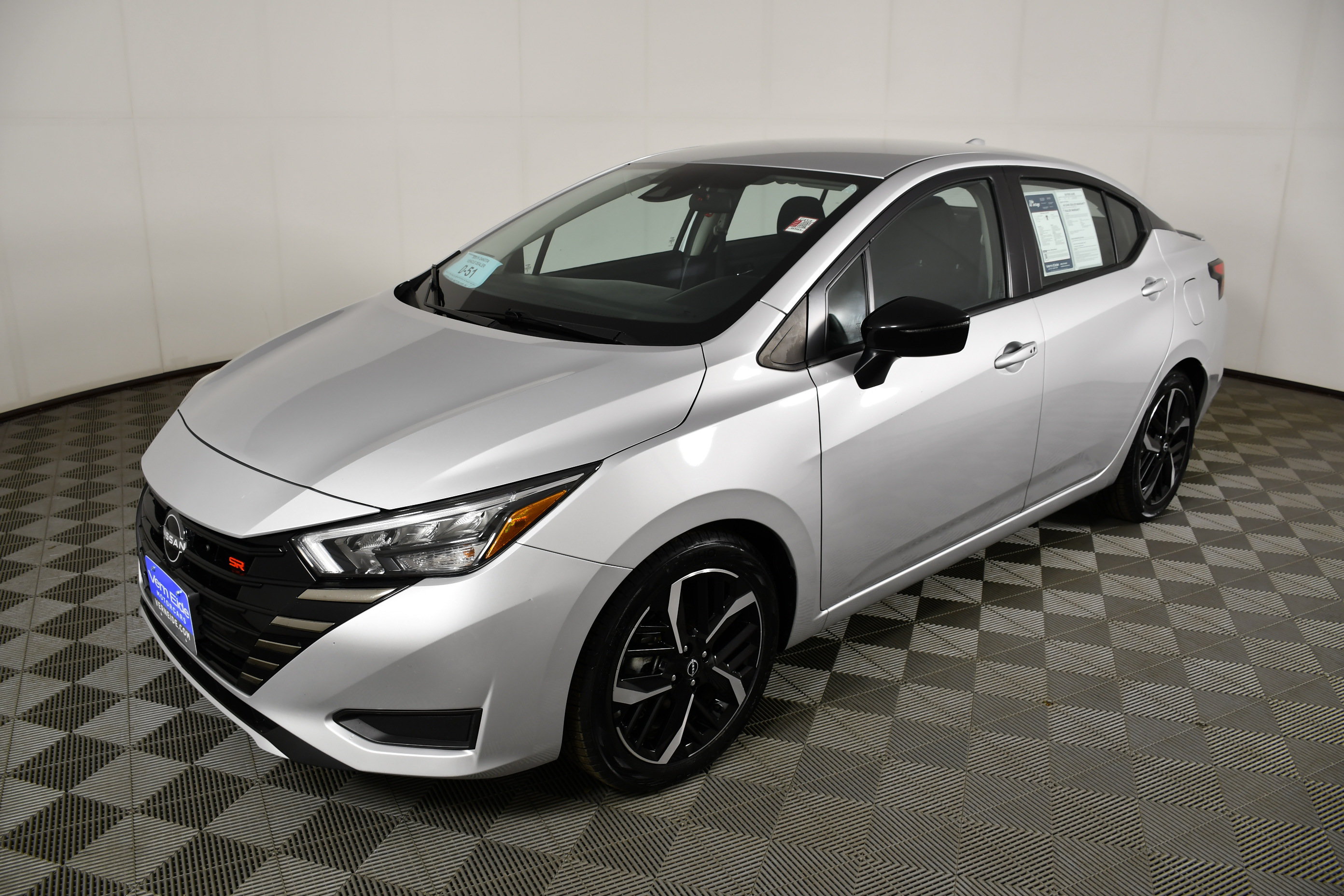 Used 2024 Nissan Versa SR FWD image 10