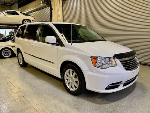 Used 2016 Chrysler Town & Country Touring FWD image 4