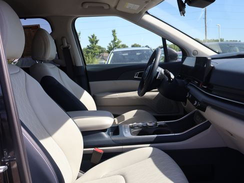 Used 2025 Kia Carnival EX FWD image 8