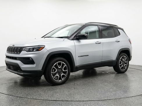 Used 2025 Jeep Compass Trailhawk AWD/4WD image 3