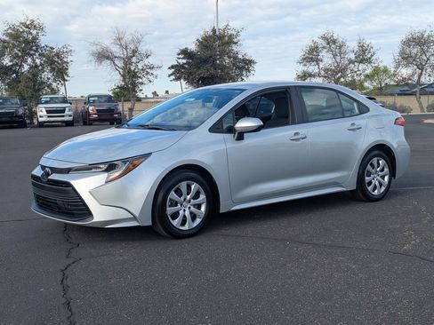 Used 2025 Toyota Corolla LE image 2