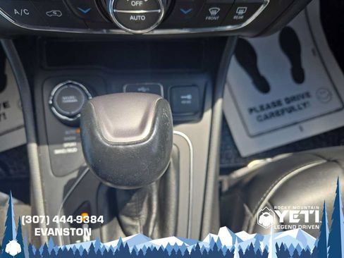 Used 2020 Jeep Cherokee Latitude Plus w/ Comfort/Convenience Group AWD/4WD image 24