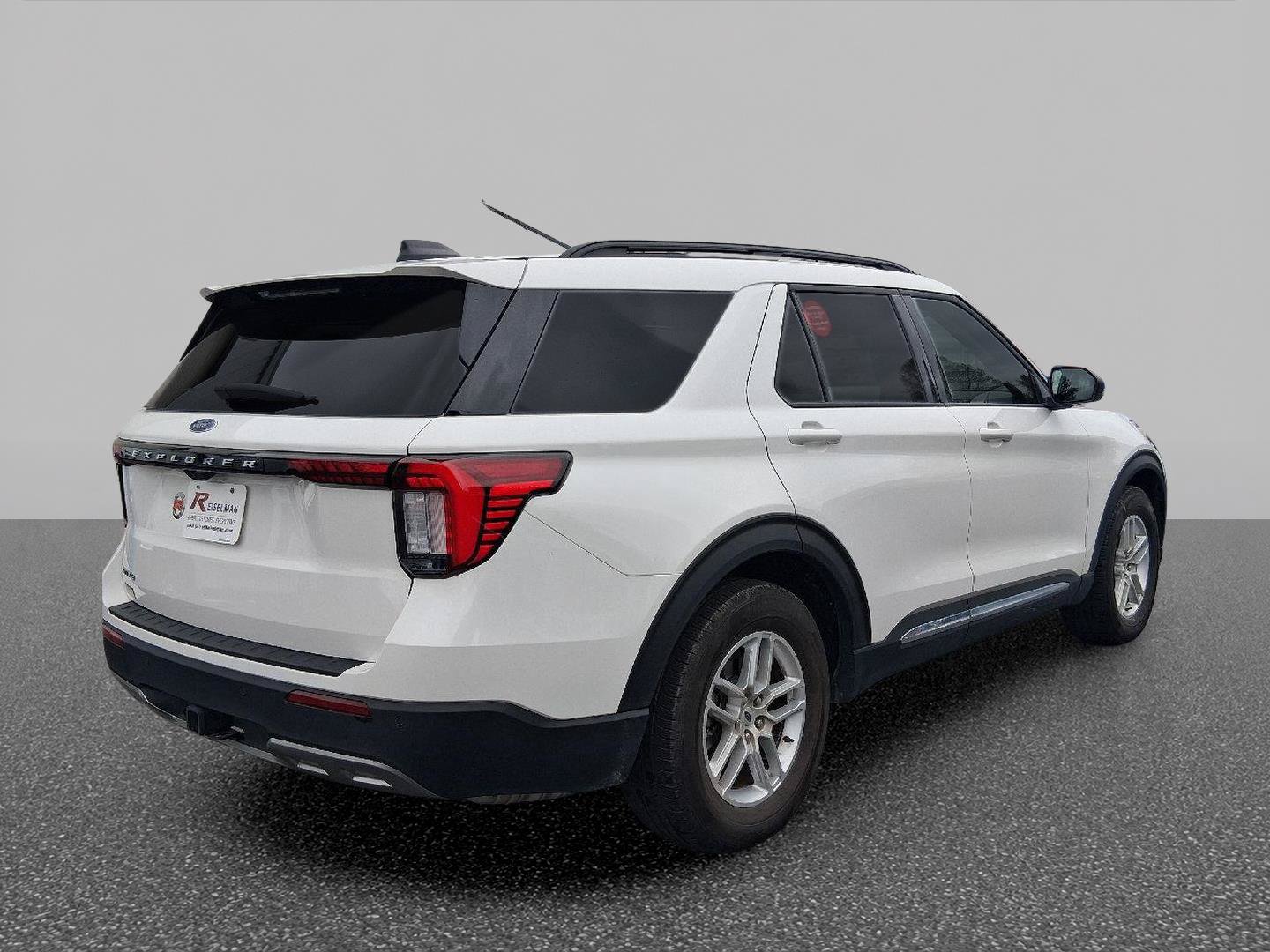 Used 2025 Ford Explorer Active w/ Active Comfort Package RWD image 5