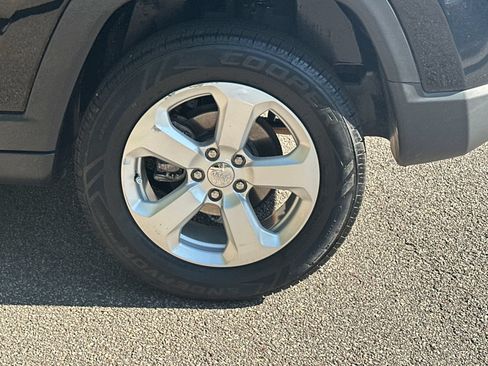 Used 2018 Jeep Compass Latitude w/ Cold Weather Group AWD/4WD image 19