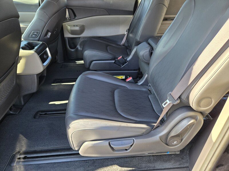 Certified 2025 Kia Carnival EX FWD image 12