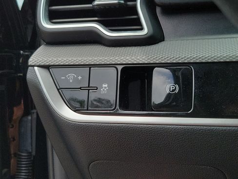 Used 2025 Kia Sportage LX FWD image 14