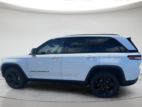 Used 2023 Jeep Grand Cherokee Limited w/ Black Appearance Package AWD/4WD image 10