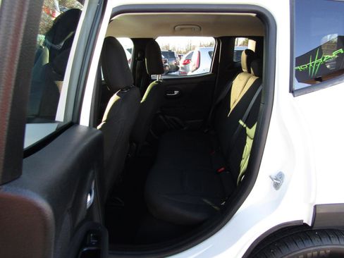 Used 2020 Jeep Renegade Latitude FWD image 19