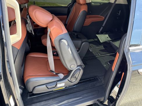 Used 2022 Kia Carnival SX image 11