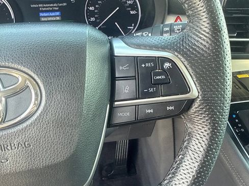 Used 2023 Toyota Sienna Limited FWD image 11