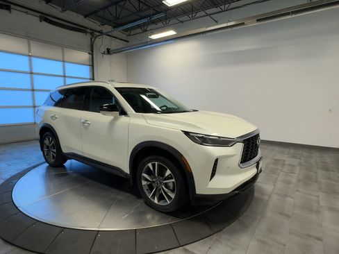 Certified 2023 INFINITI QX60 Luxe w/ Performance Audio Package image 2