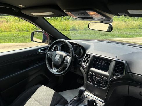 Used 2021 Jeep Grand Cherokee Laredo w/ Security & Convenience Group AWD/4WD image 30