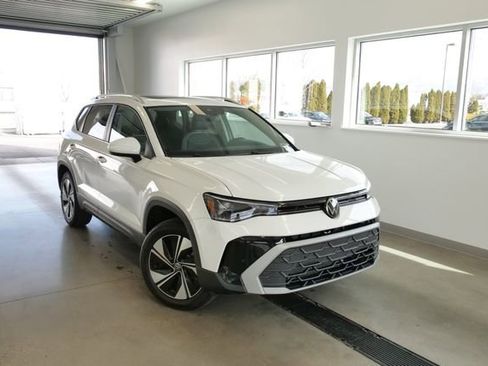 New 2026 Volkswagen Taos SE image 1