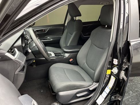 Used 2021 Toyota RAV4 LE AWD/4WD image 8
