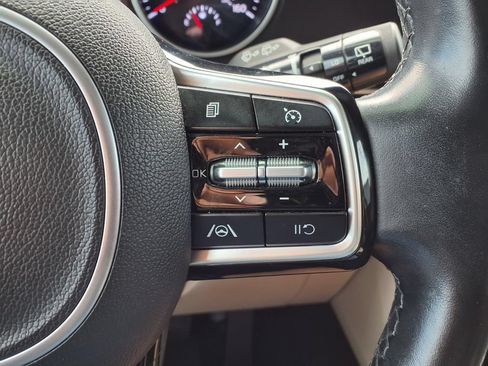 Used 2022 Kia Carnival LX FWD image 19