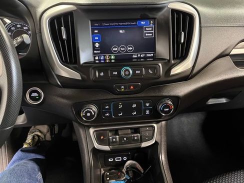 Used 2024 GMC Terrain SLE image 27