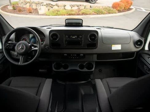 Used 2025 Mercedes-Benz Sprinter 2500 image 32
