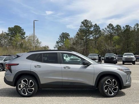 New 2026 Chevrolet Trax RS w/ Sunroof Package FWD image 9
