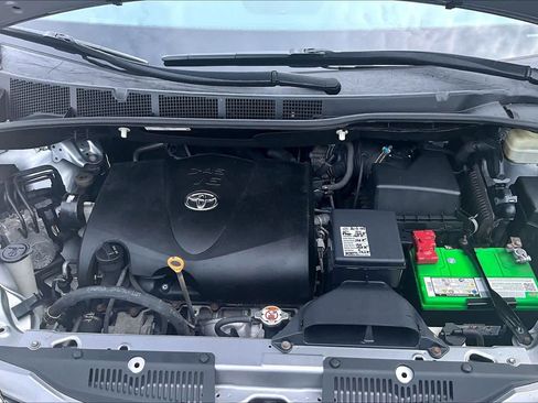 Used 2017 Toyota Sienna XLE w/ XLE Navigation Package FWD image 32