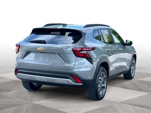 Used 2025 Chevrolet Trax LT w/ Driver Confidence Package FWD image 8