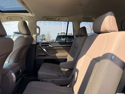 Used 2023 Lexus GX 460 Premium w/ Accessory Package image 15