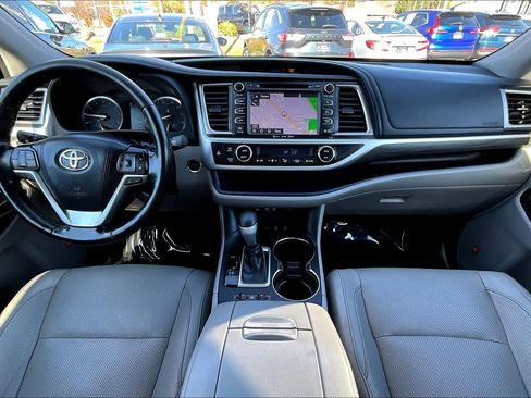 Used 2017 Toyota Highlander Limited Platinum image 15