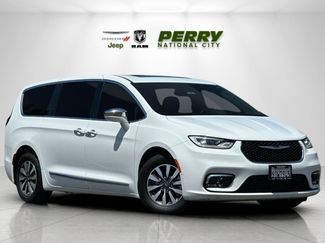 Used 2022 Chrysler Pacifica Limited image 1