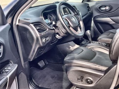 Used 2021 Jeep Cherokee Latitude Lux w/ Comfort/Convenience Group image 3