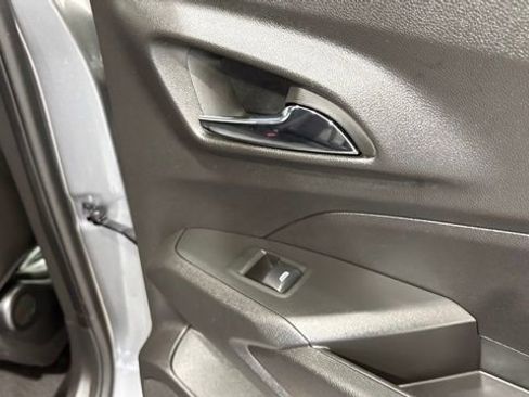 Used 2025 Chevrolet Trax LT w/ LT Convenience Package image 26