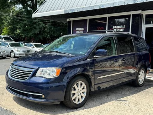 Used 2016 Chrysler Town & Country Touring FWD image 3