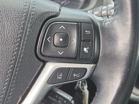 Used 2018 Toyota Highlander Plus AWD/4WD image 10
