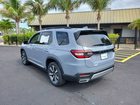 Used 2025 Honda Pilot Touring image 8