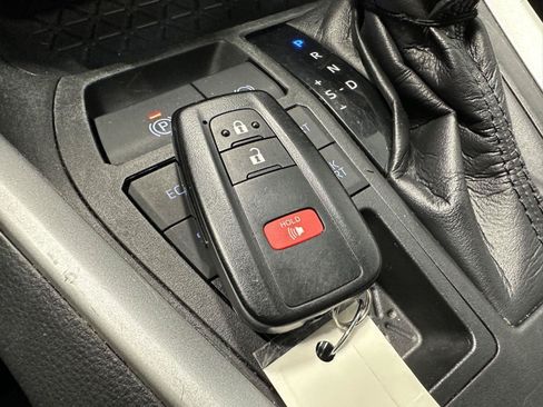 Used 2021 Toyota RAV4 XLE AWD/4WD image 26