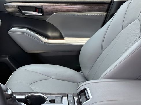 Used 2020 Toyota Highlander Limited FWD image 11