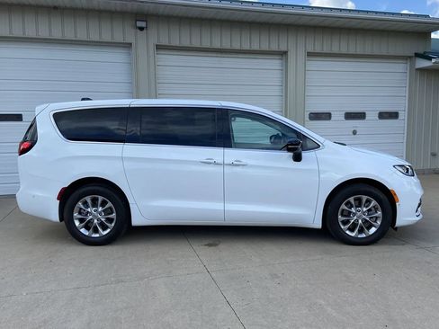 Used 2024 Chrysler Pacifica Touring-L AWD/4WD image 7