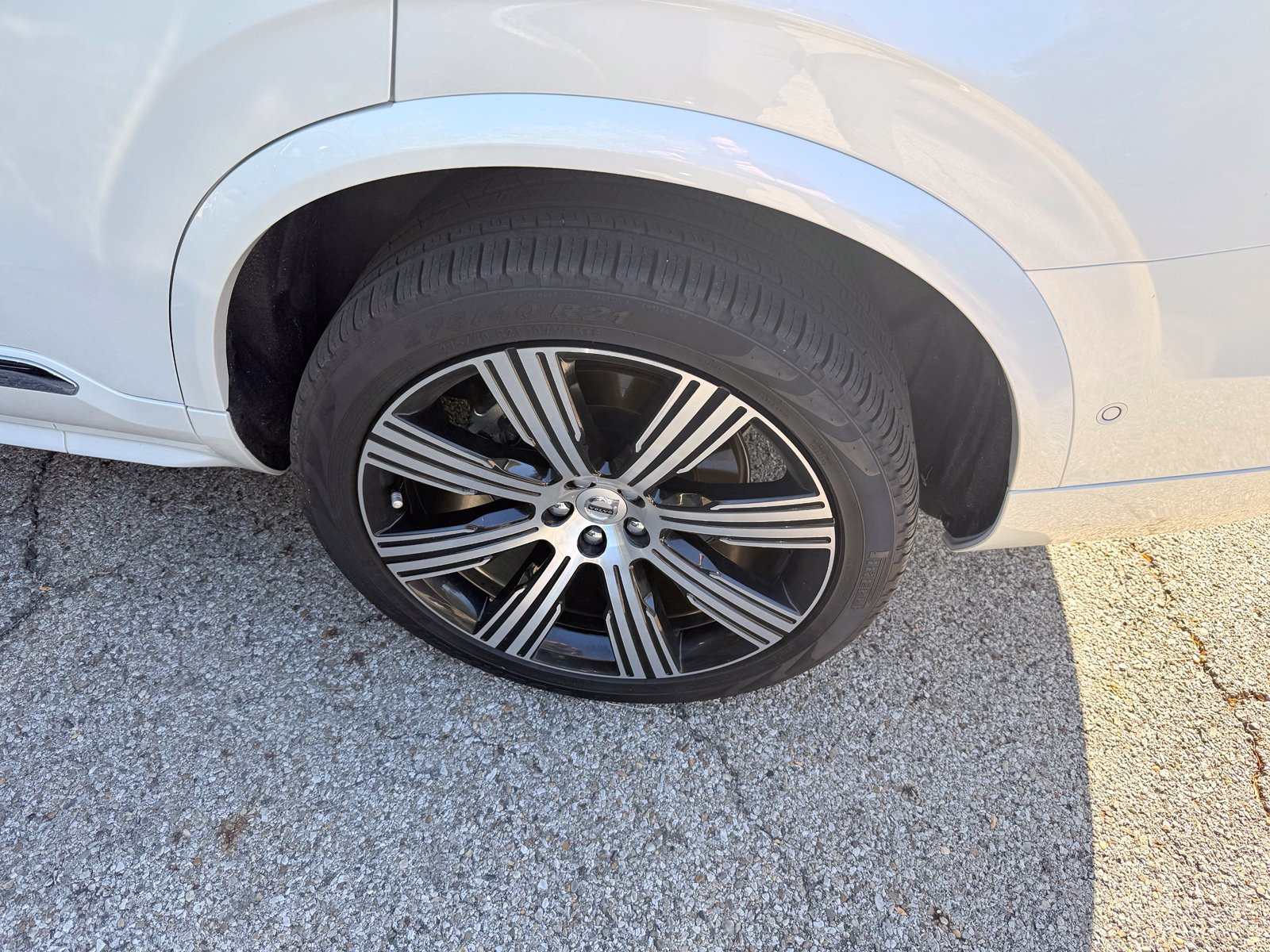 Used 2025 Volvo XC90 T8 Plus w/ Protection Package Premier AWD/4WD image 4