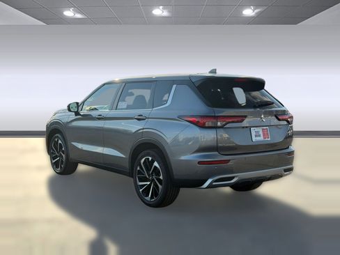 Used 2023 Mitsubishi Outlander SE image 3