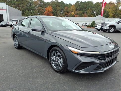 Used 2024 Hyundai Elantra SEL image 1