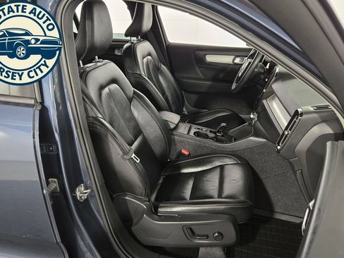 Used 2022 Volvo XC40 T5 Momentum w/ Premium Package AWD/4WD image 38