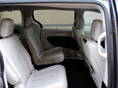 Used 2017 Chrysler Pacifica Touring-L Plus image 28