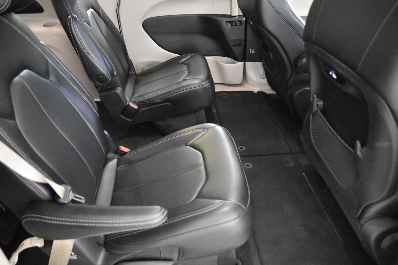 Used 2023 Chrysler Pacifica Touring-L FWD image 34