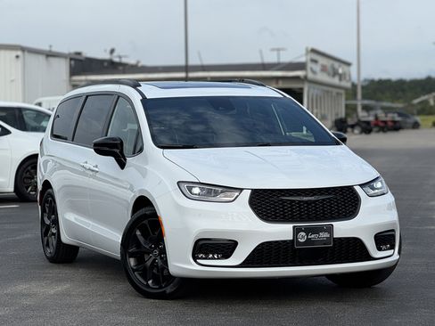 New 2026 Chrysler Pacifica Select image 3