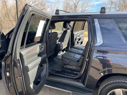 Used 2022 Chevrolet Suburban LT image 8