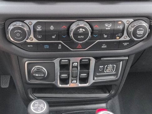 Used 2025 Jeep Wrangler Unlimited Sahara AWD/4WD image 19