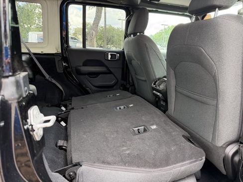 Used 2025 Jeep Wrangler Unlimited Sahara AWD/4WD image 20