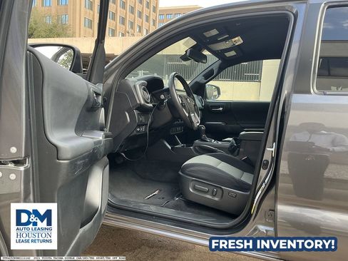 Used 2021 Toyota Tacoma TRD Sport w/ Technology Package image 8